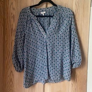 Beautiful patterned blouse blue green white medium loose fitting work attire